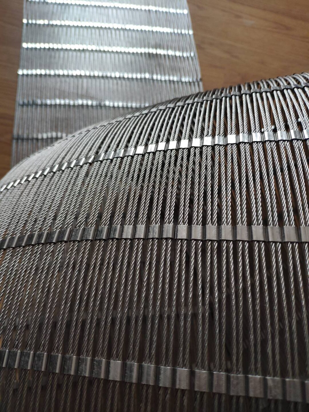 Crimped ferrule node — locks cable crossing