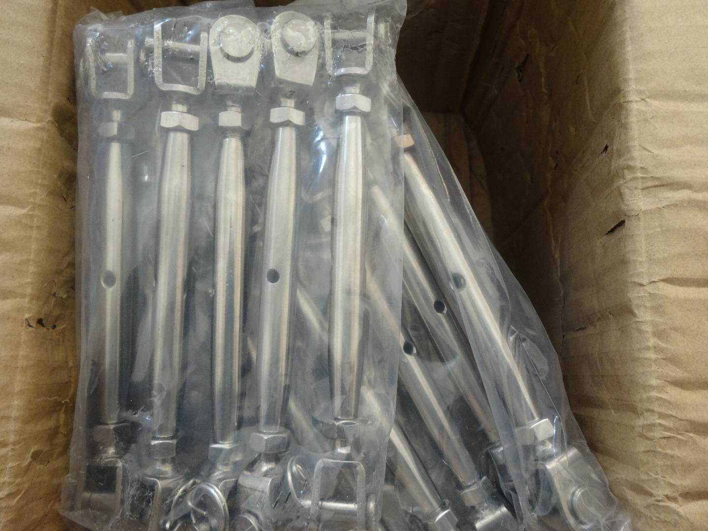 Bulk packed stainless steel turnbuckles in export cartons